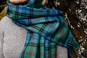 苏格兰，穿格子呢的女人。AdobeRGB色彩。