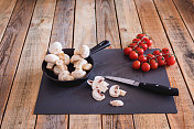切菜板上的白蘑菇和圣女果