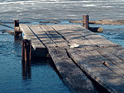 一艘旧木船停泊在春日的河岸上