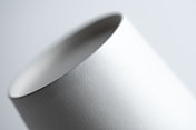 静物:白色背景上的纸杯和硬纸板