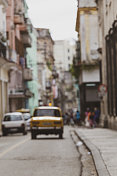 模糊的哈瓦那古巴街景与古董车