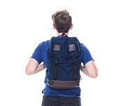 年轻的高中男生背着背包