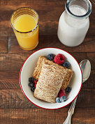 早餐麦片和浆果放在木桌上