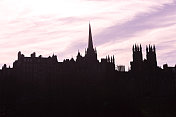 英国苏格兰爱丁堡市中心的传统哥特式建筑立面剪影