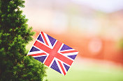 充满活力的英国国旗在夏天的阳光下