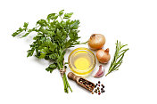 烹饪和调味材料:橄榄油，洋葱，胡椒，迷迭香和大蒜在白色背景与复制空间