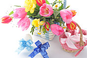 复活节餐桌上装饰着春天的鲜花和复活节彩蛋