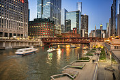 芝加哥的城市景观和河上的渡船
