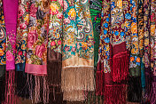 在伊朗的古老村庄Abyaneh出售五颜六色的伊朗传统服装