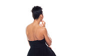 非裔美国妇女，穿着漂亮的黑色连衣裙