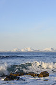 罗浮敦群岛的海浪拍打着Austvagoy海岸