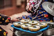 在伊朗的古村落Abyaneh，供应自制炖肉和香草