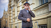 老人在街上用手机说话