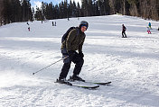 滑雪者从滑雪坡上下来。