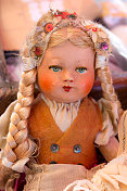有辫子的东欧古董娃娃