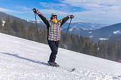 滑雪女子有举起手臂的乐趣