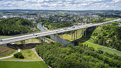 德国Lahntal高速公路桥的鸟瞰图
