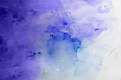 紫色和蓝色湿水彩背景在白纸上