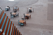 人行道上的咖啡桌椅从高角度排成一排