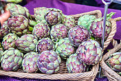 农贸市场的紫色和绿色洋蓟
