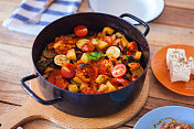 希腊烩菜，在平底锅里烤蔬菜，配羊乳酪