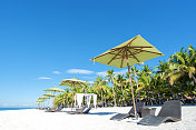 热带天堂海滩度假与躺椅和雨伞