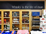 从一家卖酒的商店的橱窗里看到一瓶瓶昂贵的苏格兰威士忌