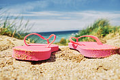 充满活力的粉红色人字拖俯瞰Fistral海滩，纽基，康沃尔在一个阳光明媚的夏日。