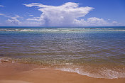 巴西东北部巴伊亚的热带海滩，绿松石色的海水――塞古罗港