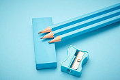 淡蓝色的铅笔、橡皮和卷笔刀