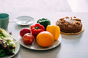 自制胡萝卜蛋糕，配核桃和蔬菜。