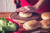 汉堡面包切成两半，特写，汉堡包的制作过程