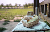 野餐:在公园长凳上自制全麦面包