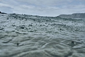 六月阴沉沉的一天，康沃尔的佩德旺德海滩海面上下着大雨。