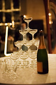 一瓶香槟和一个金字塔状的玻璃杯