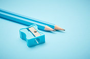 两支蓝色铅笔和一个蓝色的卷笔刀