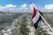荷兰国旗下充满活力的伊姆伊登港。