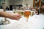 桌上放着装满香槟的杯子