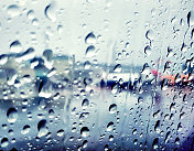 在雨天穿过挡风玻璃的车辆