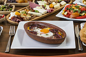 鸡蛋和香肠。传统的土耳其早餐