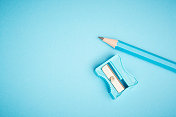 单支蓝色铅笔和卷笔刀