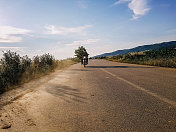 一个男人在高速公路上骑着摩托车