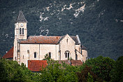 库洛兹市附近的Ain部门Bugey山上典型的小型法国石头教堂