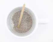 速溶/干燥咖啡颗粒在咖啡杯