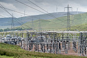 位于苏格兰南部高地的变电站和风力涡轮机