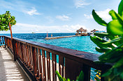 马尔代夫岛上的热带海滩小屋