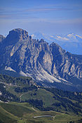 夏天的风景。意大利北部Dolomites的Fedaia山口到Pordoi山口的休息点上的马尔莫拉达冰川山的美丽景色。夏天在阿拉巴山上。