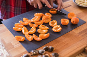 杏馨香果挞准备，切新鲜生杏，特写