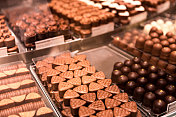 店里陈列着新鲜的瑞士巧克力