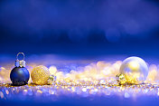 圣诞装饰品和彩灯――金色和蓝色